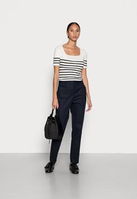 Tommy Hilfiger HAILEY SLIM ANKLE - Chinos - desert sky