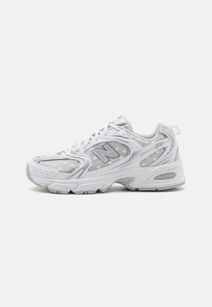 Trainers - white