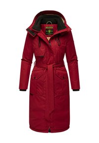 Manteau parka rouge avec capuche à cordon, fermeture éclair devant, deux poches poitrine et ceinture. Présente des accents noirs aux poignets et une doublure intérieure matelassée.