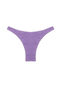 Lila virkad bikiniunderdel i texturerat tyg. Har en högskuren design och minimal täckning vid midjan och bakdelen.