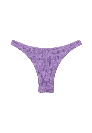 Slip da bikini all'uncinetto viola con tessuto testurizzato. Presenta un design a taglio alto e una copertura minima in vita e sul retro.