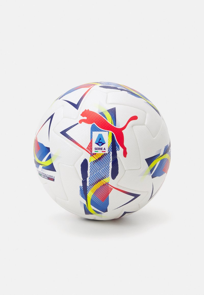 Pallone da calcio Puma con superficie bianca e grafiche geometriche colorate in rosso, giallo, blu e nero, oltre al logo della Serie A.