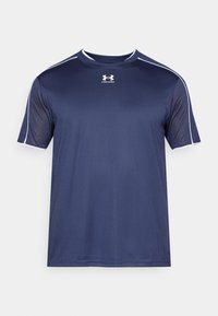 Μπλε σκούρο αθλητικό t-shirt με κοντά μανίκια, κατασκευασμένο από απαλό, διαπνέον ύφασμα. Διαθέτει λευκές λεπτομέρειες στους ώμους και το μπούστο.