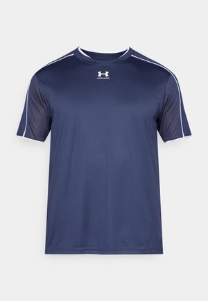 Marineblå kortermet atletisk t-skjorte laget av glatt, pustende stoff. Har hvite detaljer langs skuldrene og halsen.