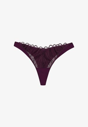 Burgunderfarbene Spitze-SLIP mit transparenten Netzpaneelen, gewellten Kanten und einem glatten Bund, der ein florales Muster und einen kontrastierenden Struktur aufweist.