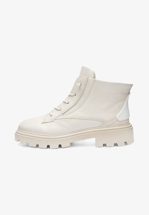 Weißer Leder-Stiefelette mit grobem Profil, vorderen Schnürsenkeln und gepolstertem Kragen, von der Außenseite auf weißem Hintergrund gezeigt.