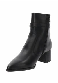 Zwarte leren enkelboot met een puntige neus, chunky hak, zijrits en een banddetail over het midden. Gladde textuur.