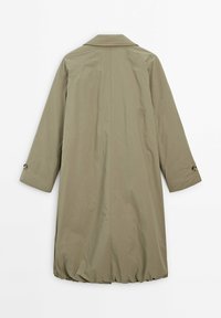 Olivgrüner langer Mantel mit abgerundetem Saum, seitlichen Schlitzen und einer Rückenbelüftung. Verfügt über einen klassischen Kragen und knöpfbare Ärmel für eine verstellbare Passform.