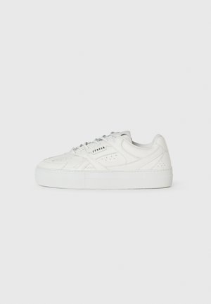 Trainers - white