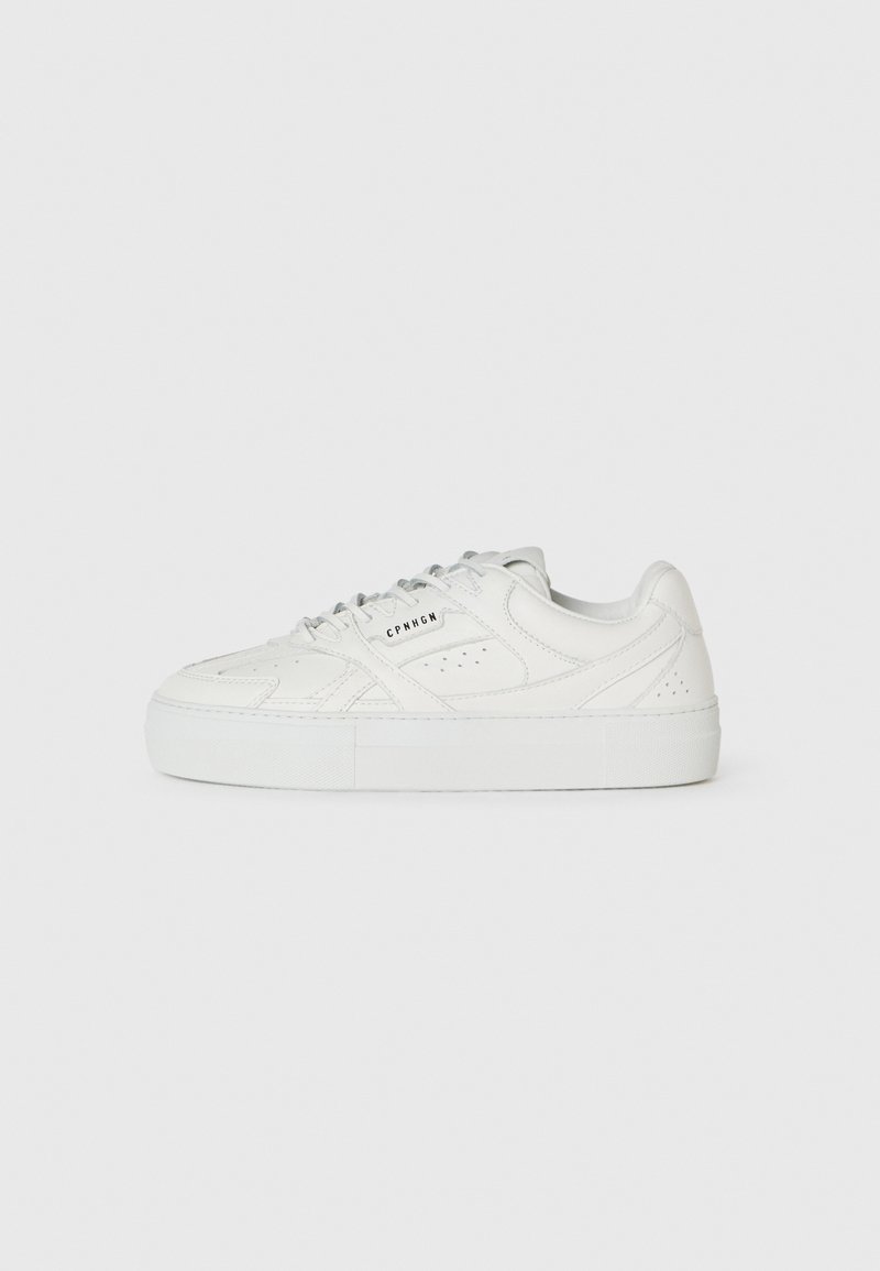 Baskets blanches montantes avec un design à lacets, détails perforés et "CPNHGN" imprimé sur le côté, sur un fond blanc uni.