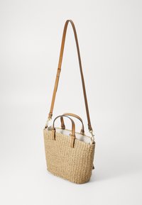 Borsa in paglia intrecciata con manici in pelle beige e tracolla regolabile, dotata di un interno chiaro e accenti in hardware dorato.