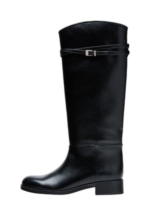Botte haute en cuir noir avec un petit talon et une fine sangle avec une boucle argentée enroulée autour de la partie supérieure de la tige.