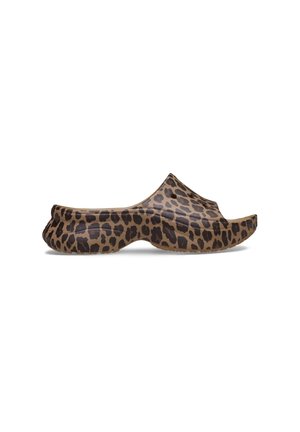 Slip-on træsko med brun og sort leopardprint, ventileret overdel og tyk sål designet til afslappet brug.