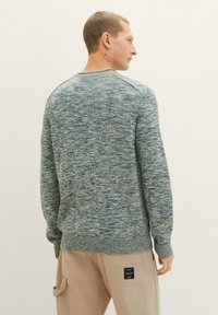 Maglione in misto blu-verde a maglia con maniche lunghe, polsini e orlo a coste, collo a giro, e superficie testurizzata. Vista posteriore mostrata.