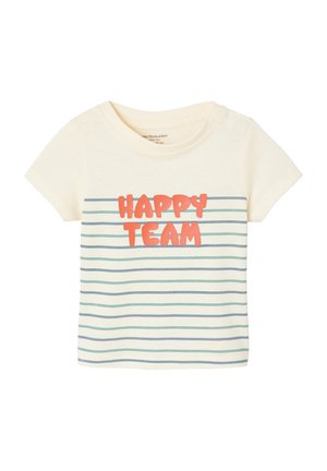 Kurzärmeliges cremefarbenes Kleinkindshirt mit dünnen blauen und grünen horizontalen Streifen und dem Schriftzug „HAPPY TEAM“ in fetten orangefarbenen Buchstaben auf der Vorderseite.