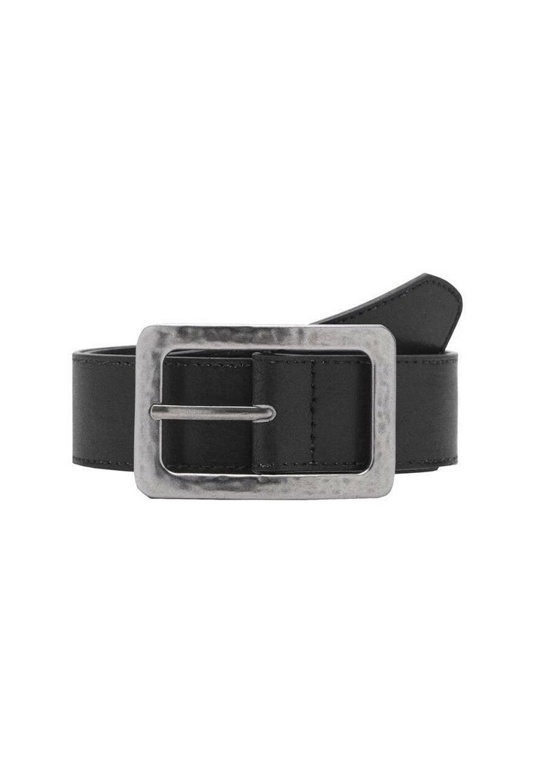 Zwarte leren riem met een brede, gestructureerde band en een rechthoekige zilveren metalen gesp met een pinbevestiging.