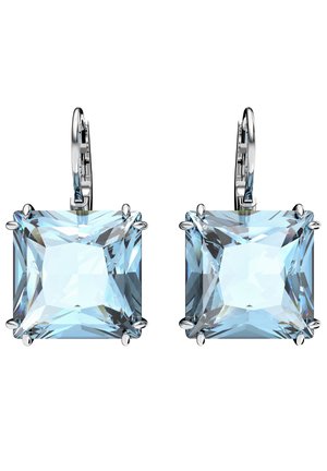 Paire de boucles d'oreilles en argent à crochet, chacune avec une grande pierre précieuse carrée bleu clair maintenue par quatre griffes.