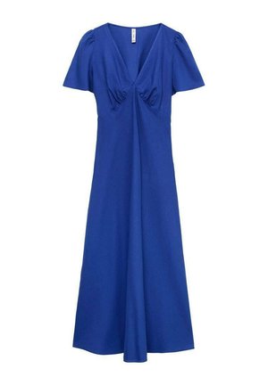 Niebieska sukienka z krótkim rękawem, dekoltem w kształcie litery V, marszczeniami w okolicy biustu, zwiewnym dół i gładką strukturą. Midi długość, brak widocznych zapięć.