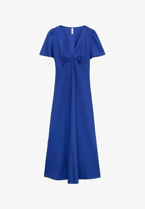 Niebieska sukienka z krótkim rękawem, dekoltem w kształcie litery V, marszczeniami w okolicy biustu, zwiewnym dół i gładką strukturą. Midi długość, brak widocznych zapięć.