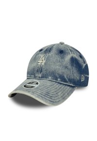 Denim kapa za bejzbol u izblijedjelo plavoj boji s zakrivljenim vizirima. Sadrži izvezeni logo i teksturirani uzorak. Podesiv remen straga.