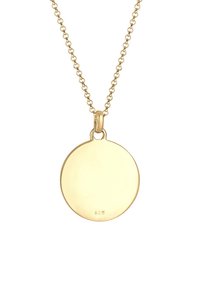 Collier pendentif circulaire en or avec une surface polie et "925" gravé près du bas sur une chaîne fine à maillons, sur fond blanc.