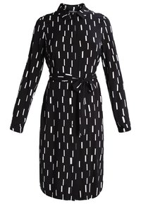 Robe chemise noire à manches longues avec un motif de tirets blancs verticaux, boutonnée à l'avant, col et ceinture à nouer à la taille.