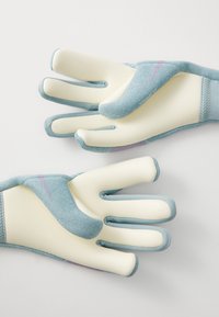 Guanti di colore blu chiaro con tessuto testurizzato, dotati di punte imbottite e design ergonomico per una presa e un comfort migliorati.