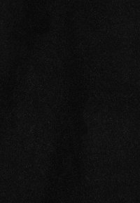 Schwarzer Stoff mit einer glatten, samtigen Textur und einheitlichem Erscheinungsbild, der ein mattes Finish ohne sichtbare Muster oder Akzente bietet.