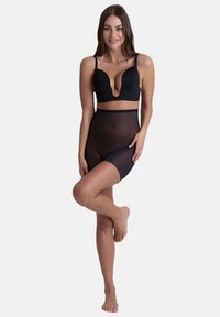 Svart underklädesset med en djup uringad bh och högmidjade, semi-transparenta shorts. Slät tyg med justerbara band och en figurnära design.