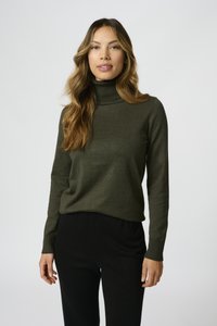 Maslinasto zeleni pulover s turtleneck iz mekane pletene tkanine, s dugim rukavima i rebrastim manžetama, uparen s crnim hlačama.