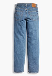 Jean en denim bleu avec jambes droites, deux poches arrière, passants de ceinture et une étiquette en cuir marron sur la ceinture.