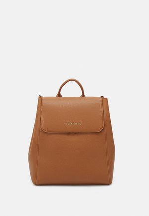 Sac à dos Valentino en cuir fauve avec poignée supérieure et fermeture à rabat avant sur un fond clair uni.