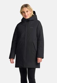 Zwarte geïsoleerde parka met capuchon, rits aan de voorkant, zijzakken en logodetailing. Glad oppervlak en modern, oversized silhouet.