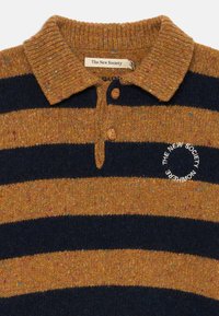 Črtasta polo pulover v gorčični in mornarsko modri volni, ki ima teksturiran zaključek, tri lesene gumbe in vezeno logo podrobnost.