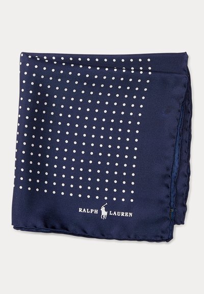 Tmavomodrý hodvábny štvorec s bielymi bodkami, s hladkou textúrou a logom v dolnom rohu. Okraje sú starostlivo olemované.