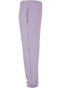 Lila Jogginghosen aus weichem Baumwollmaterial mit einem elastischen Bund, Seitentaschen und gesammelten Bündchen an den Knöcheln für eine eng anliegende Passform.