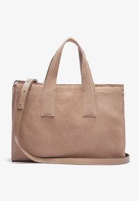 Borsa a tote in suede beige con due manici corti e una tracolla removibile, caratterizzata da una forma rettangolare elegante e una texture liscia.