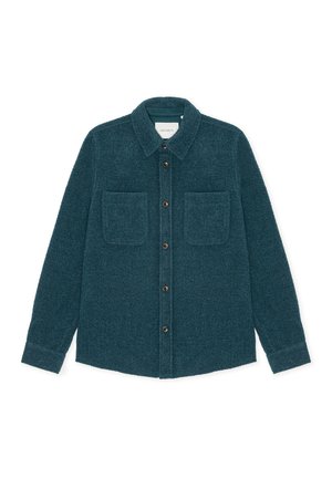 Camisa chaqueta de lana en color verde azulado con cuello, dos bolsillos en el pecho, cierre frontal de botones y mangas largas con puños abotonados.