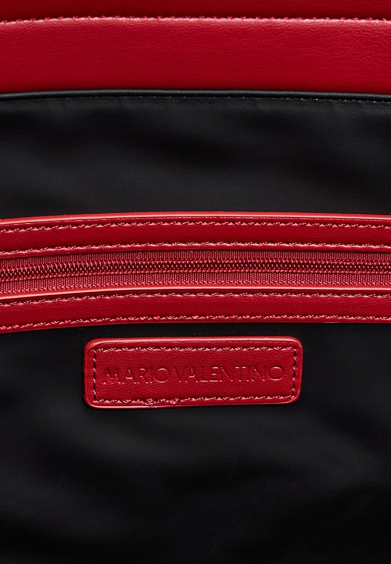 Sac à main noir et rouge en cuir lisse, doté d'un zip rouge proéminent, de coutures accentuées et d'une étiquette de marque rectangulaire.