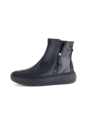 Zwarte enkelboot van soepel leer, met een zijrits, rubberen zool en een laag profiel voor comfort en gebruiksgemak.