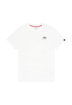 T-shirt blanc à manches courtes avec petit logo Alpha Industries noir et gris sur la poitrine gauche et une petite étiquette logo noire sur la manche droite.