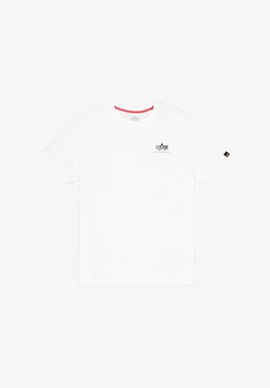 Fehér rövid ujjú póló, bal mellrészen kis fekete és szürke Alpha Industries logóval, jobb ujján pedig egy kis fekete logócímkével.