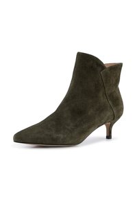 Bota de ante verde oliva con punta afilada y tacón bajo, que presenta un diseño con corte en el tobillo para un detalle adicional.