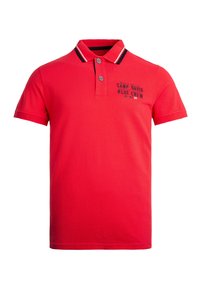 Polo a maniche corte rosso con colletto a righe bianche e nere e il testo "Camp David Blue Crew" sul lato sinistro del petto, con patta a due bottoni.