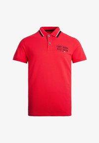 Camiseta polo roja de manga corta con cuello a rayas blancas y negras y texto "Camp David Blue Crew" en el lado izquierdo del pecho, con tapeta de dos botones.