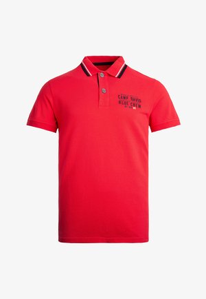 Rode poloshirt met korte mouwen, zwart-wit gestreepte kraag en de tekst "Camp David Blue Crew" op de linkerborst, met een twee-knopen sluiting.