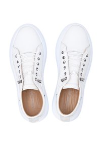 Weiße Turnschuhe aus glattem Leder-Obermaterial, runde Zehenpartie, farblich abgestimmte Schnürsenkel und metallische Ösen; gepolsterter Schaftrand und strukturierte, beige Innensohle.