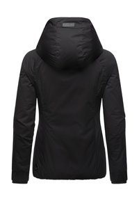 Črno podložena jakna z kapuco, elastičnimi manšetami in gladkim, mat zaključkom. Vključuje logotipni dodatek na spodnji levi strani.