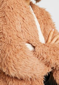 Gina Tricot Vinterjakker - camel