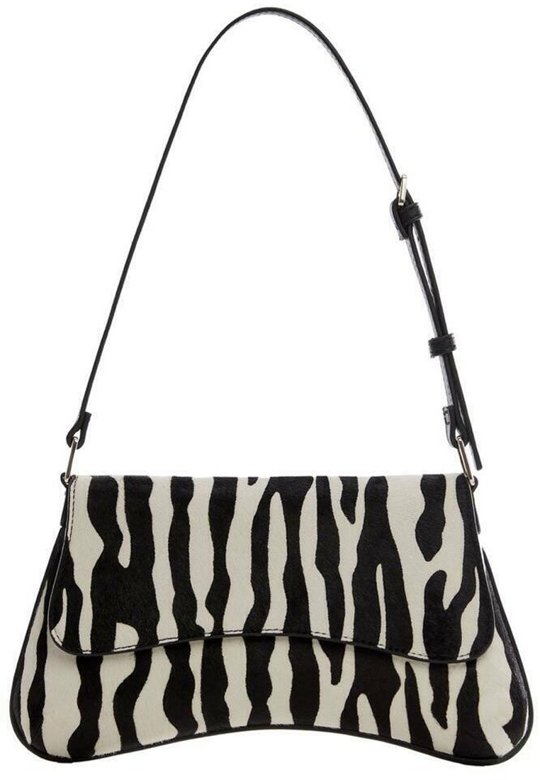 Borsa a strisce zebrate bianca e nera con fondo curvo, materiale in pelle liscia, tracolla regolabile e chiusura a pattina.
